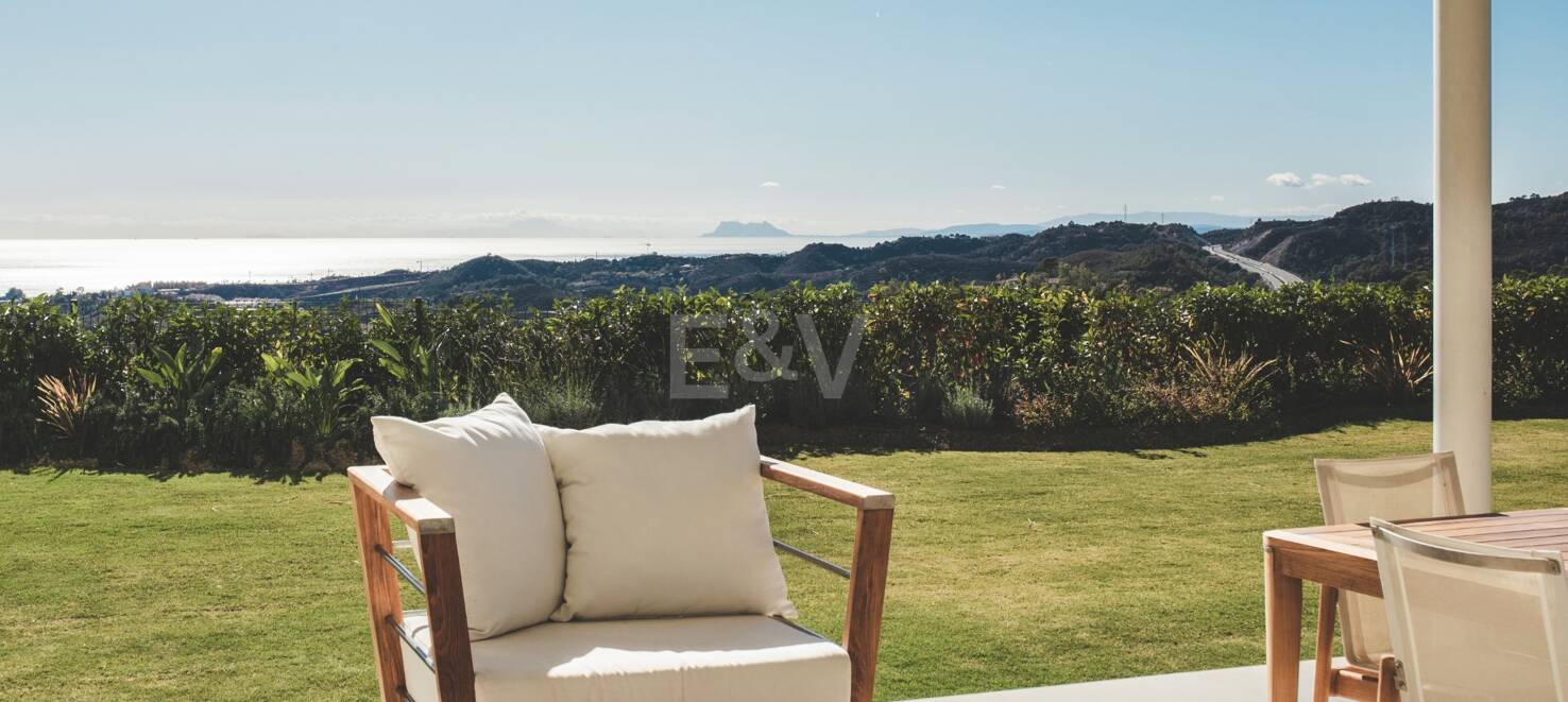Tranquil Duplex Lägenhet med trädgård och havsutsikt i Marbella Club Golf Resort