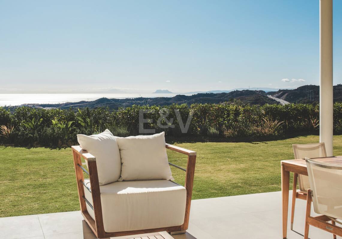 Tranquilo Apartamento Dúplex con Jardín y Vistas al Mar en Marbella Club Golf Resort