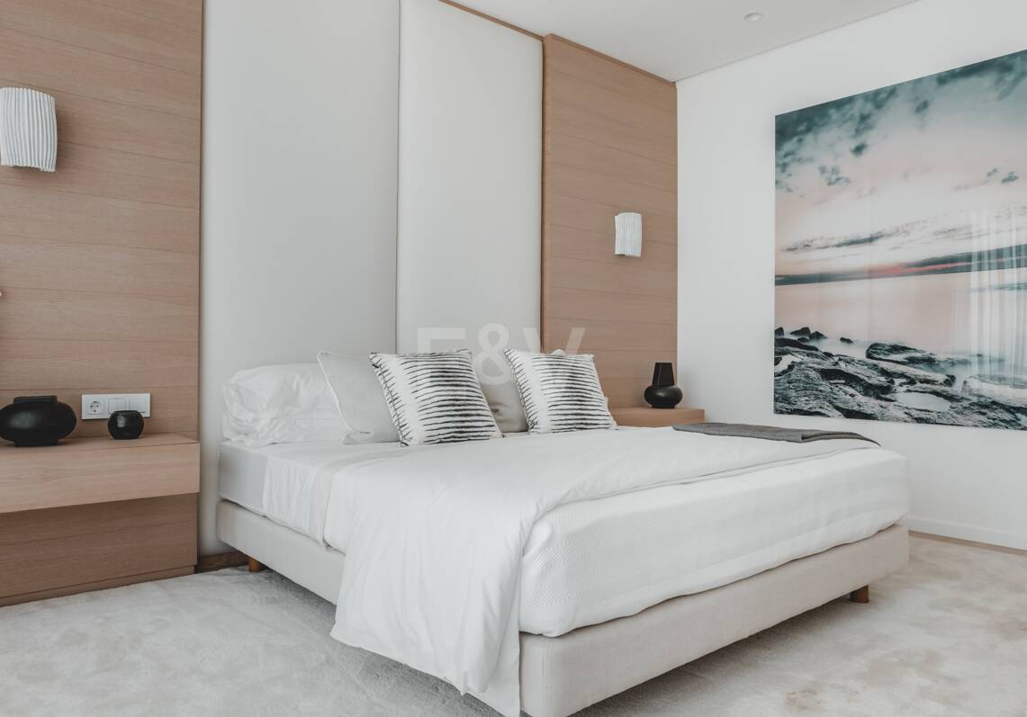 Tranquilo Apartamento Dúplex con Jardín y Vistas al Mar en Marbella Club Golf Resort