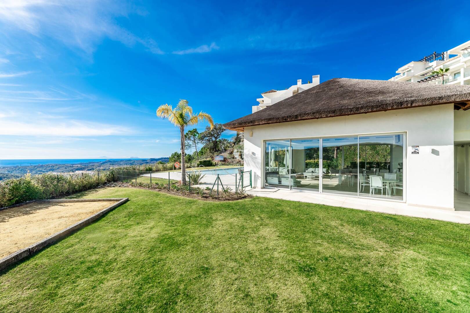 Tranquil Duplex Appartement avec vue sur le jardin et la mer à Marbella Club Golf Resort
