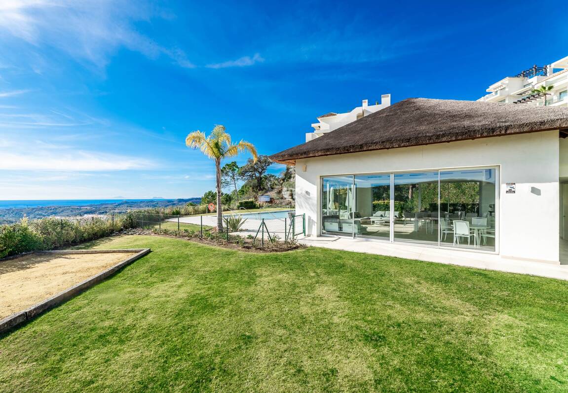Tranquil Duplex Appartement avec vue sur le jardin et la mer à Marbella Club Golf Resort