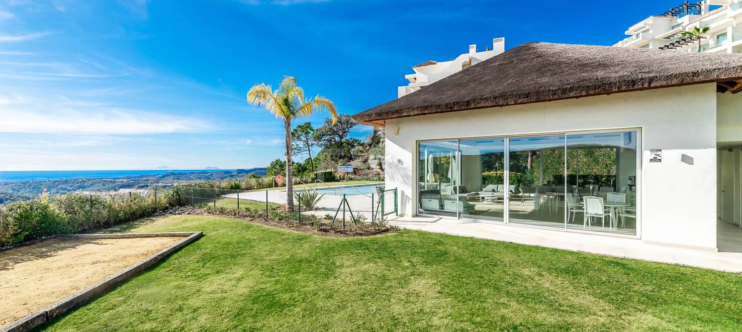 Tranquil Duplex Lägenhet med trädgård och havsutsikt i Marbella Club Golf Resort