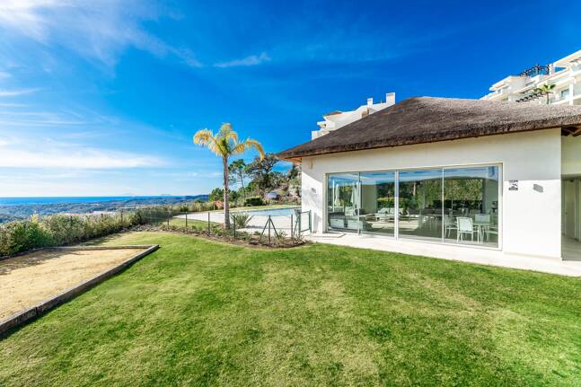 Tranquil Duplex Appartement avec vue sur le jardin et la mer à Marbella Club Golf Resort