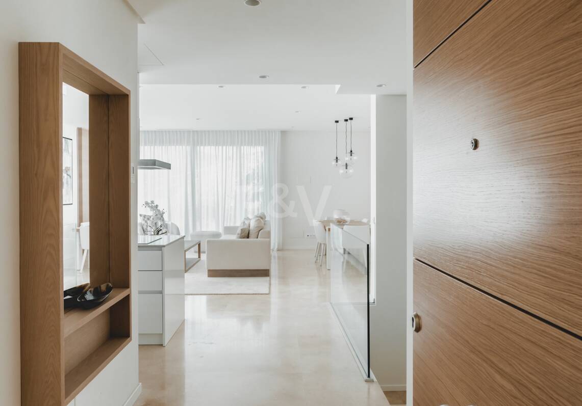 Tranquilo Apartamento Dúplex con Jardín y Vistas al Mar en Marbella Club Golf Resort