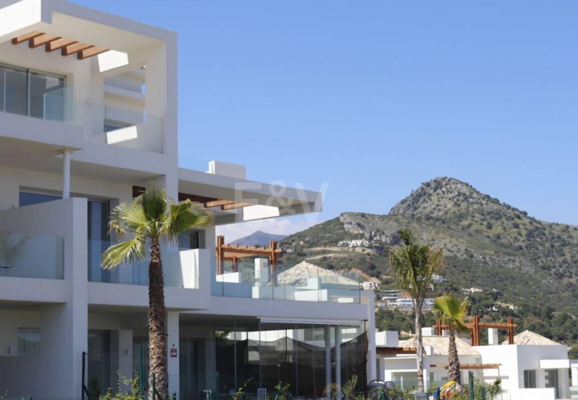 Ny lägenhet med havsutsikt och trädgård i Marbella Club Golf Resort