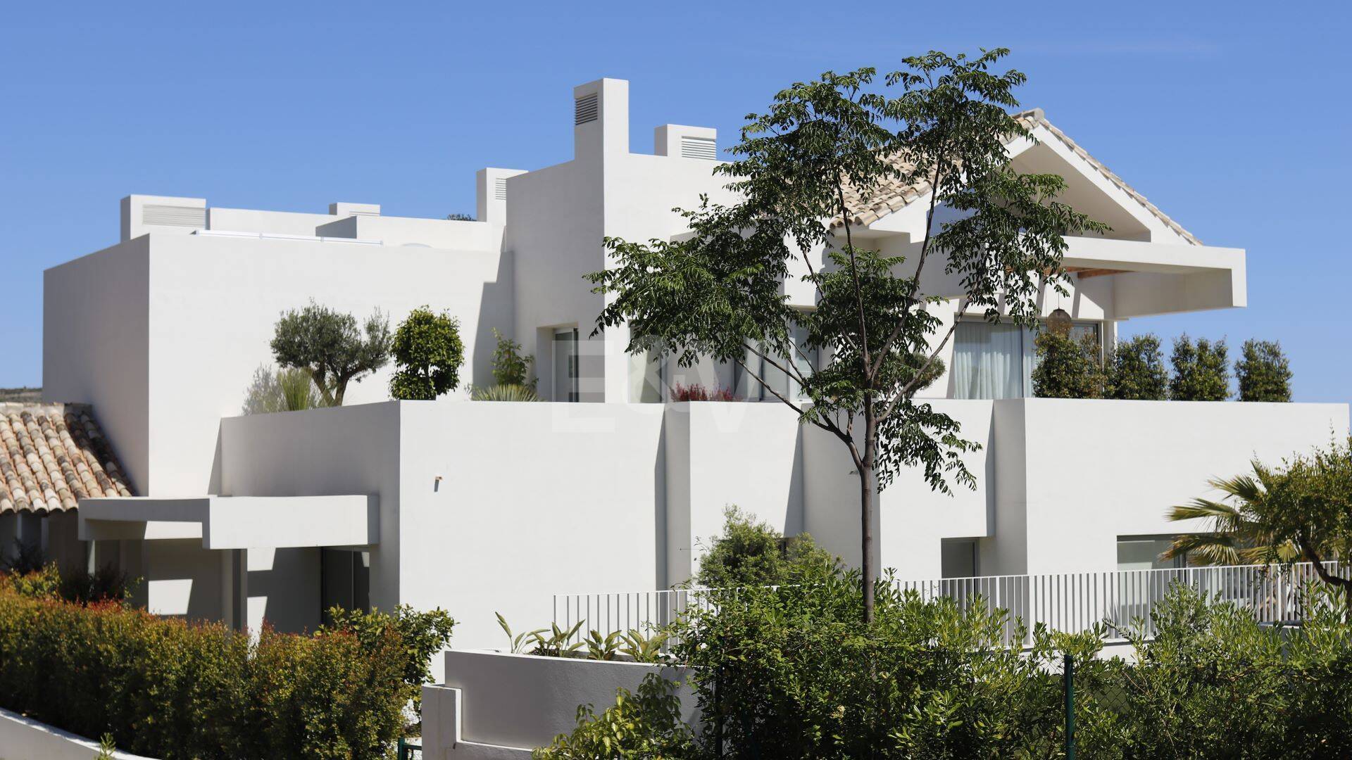 Ny lägenhet med havsutsikt och trädgård i Marbella Club Golf Resort