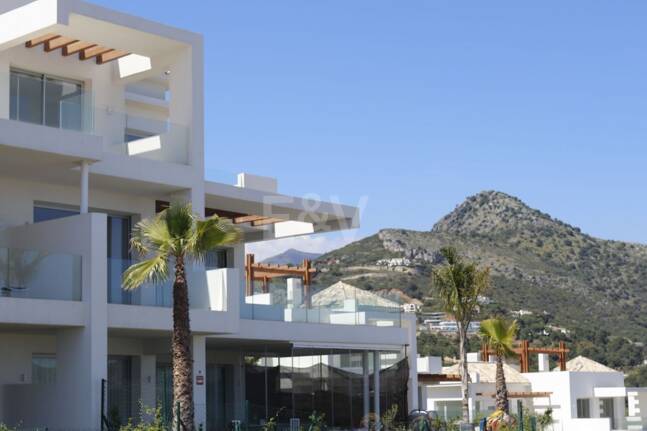 Apartamento en planta baja en Marbella Club Golf Resort con vistas