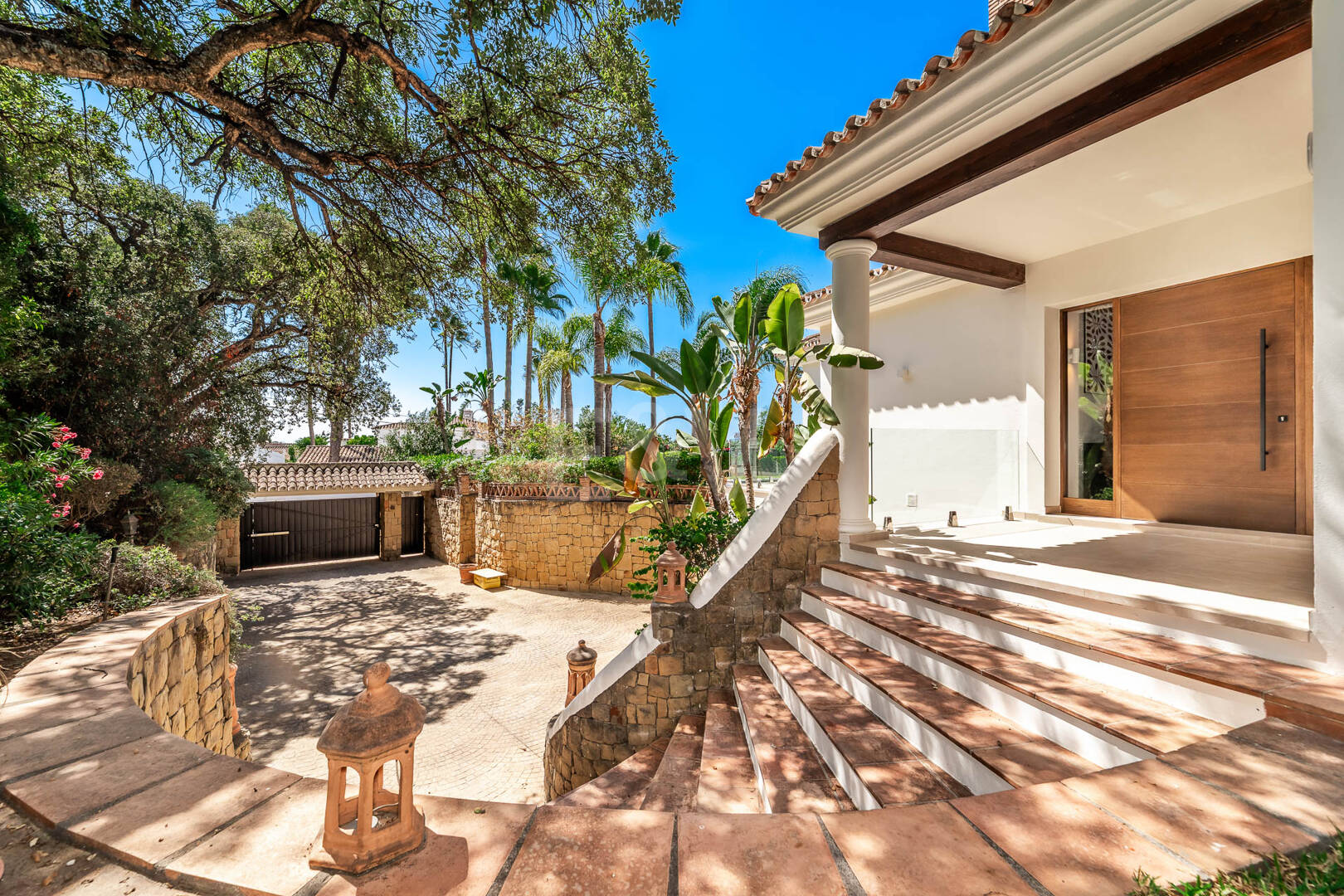 Elegant Andalusian Villa – Luxury Retreat with Sea Views