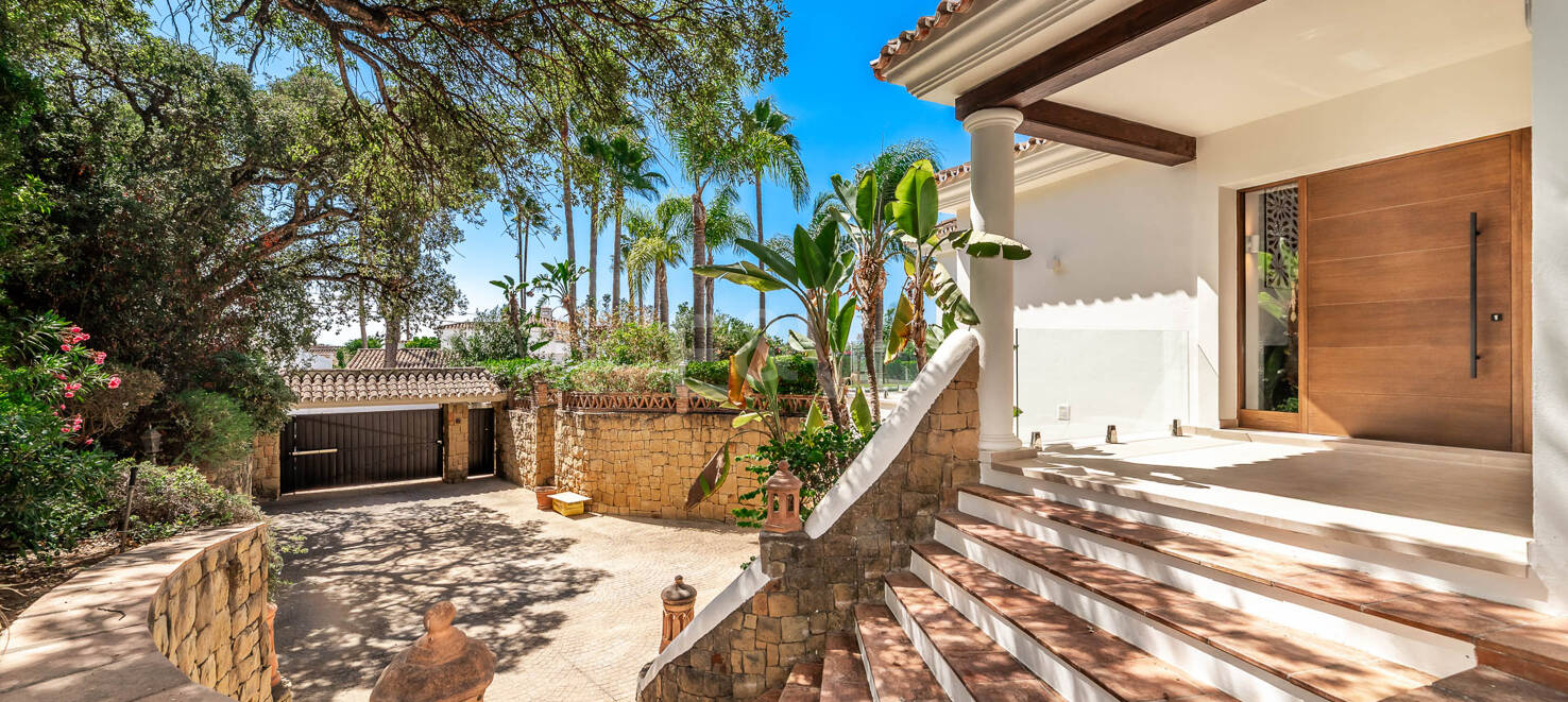 Elegante villa andaluza: lujoso refugio con vistas al mar
