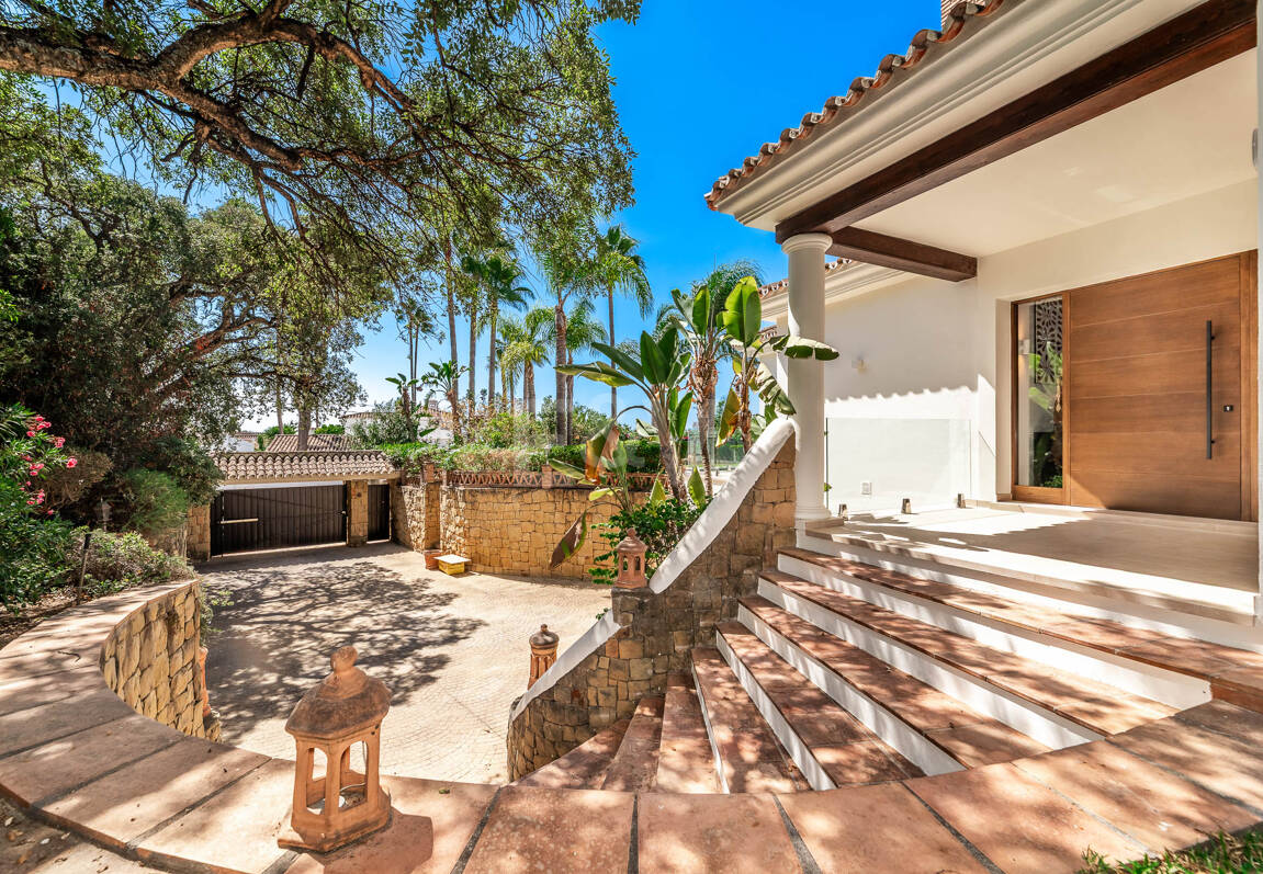 Elegant Andalusian Villa – Luxury Retreat with Sea Views