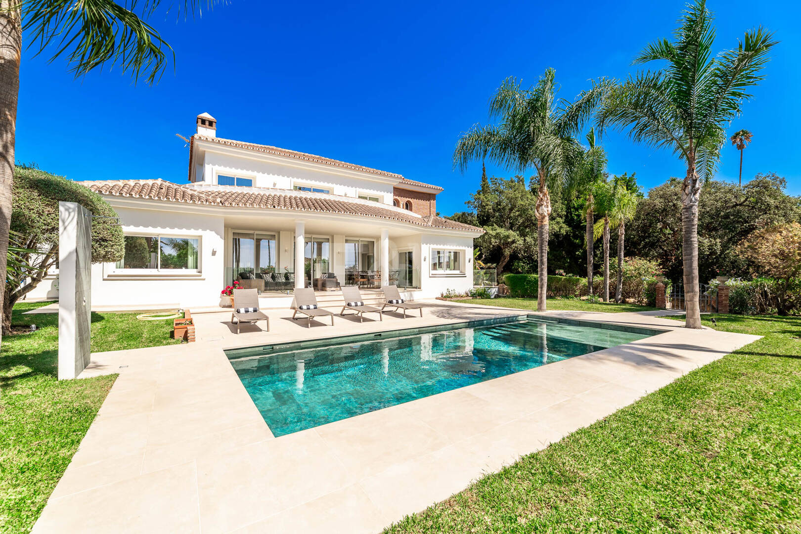 Elegant Andalusian Villa – Luxury Retreat with Sea Views