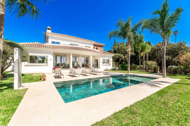 Elegant Andalusian Villa – Luxury Retreat with Sea Views