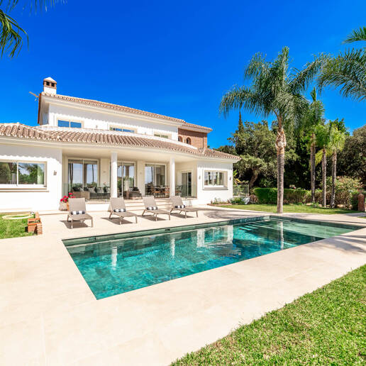 Elegante villa andaluza: lujoso refugio con vistas al mar