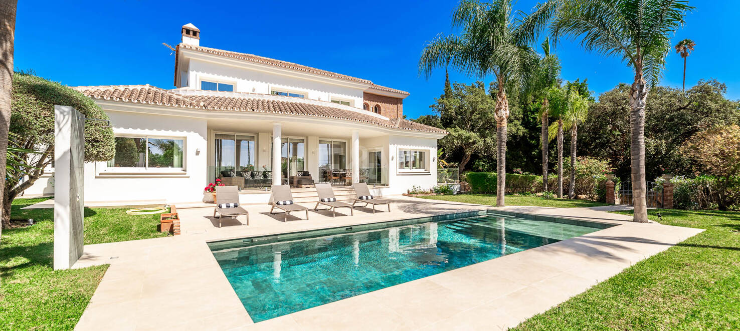 Elegante villa andaluza: lujoso refugio con vistas al mar