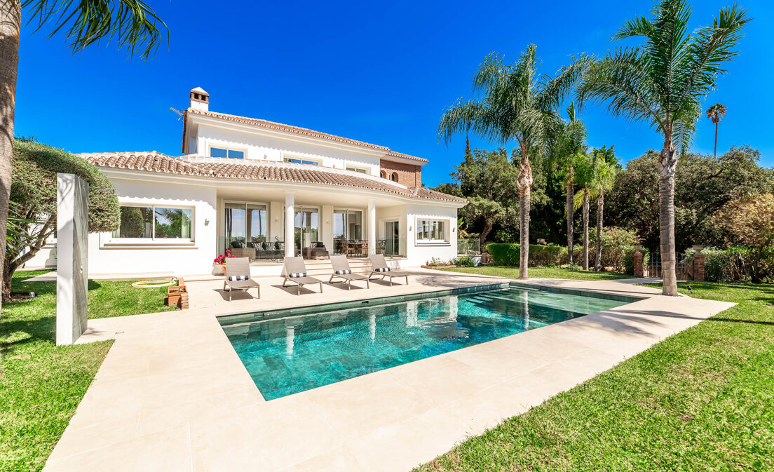Elegant Andalusian Villa – 4 Bedroom Luxury Retreat with Sea Views