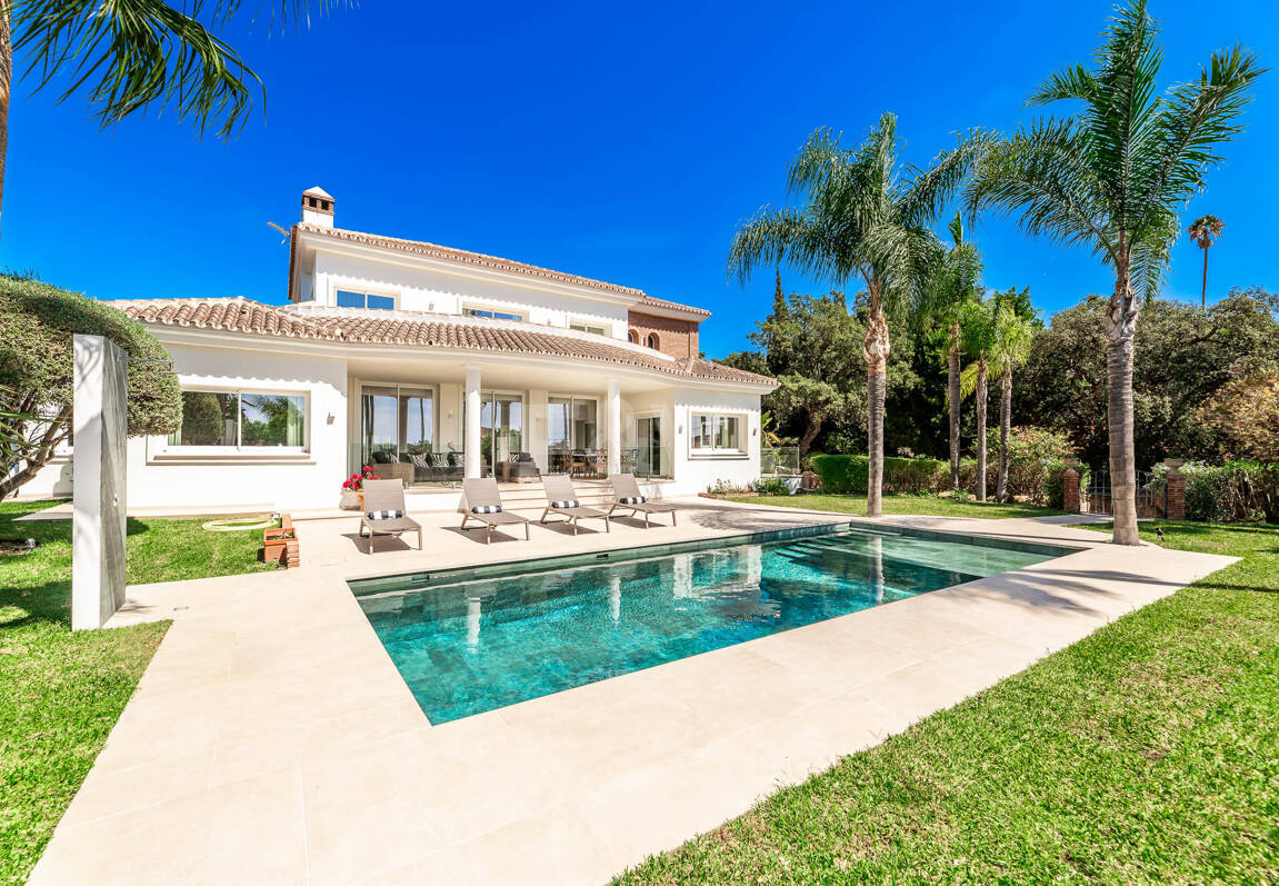 Elegant Andalusian Villa – Luxury Retreat with Sea Views