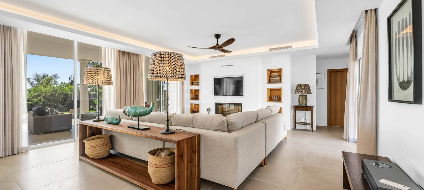 Elegante villa andaluza: lujoso refugio con vistas al mar