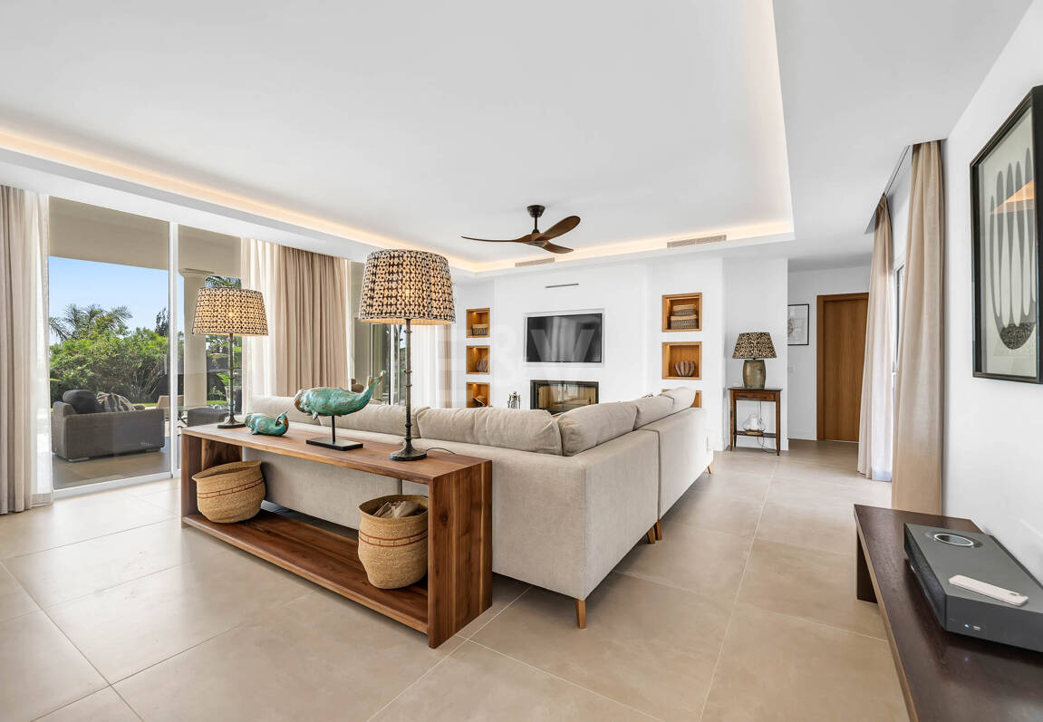 Elegant Andalusian Villa – Luxury Retreat with Sea Views