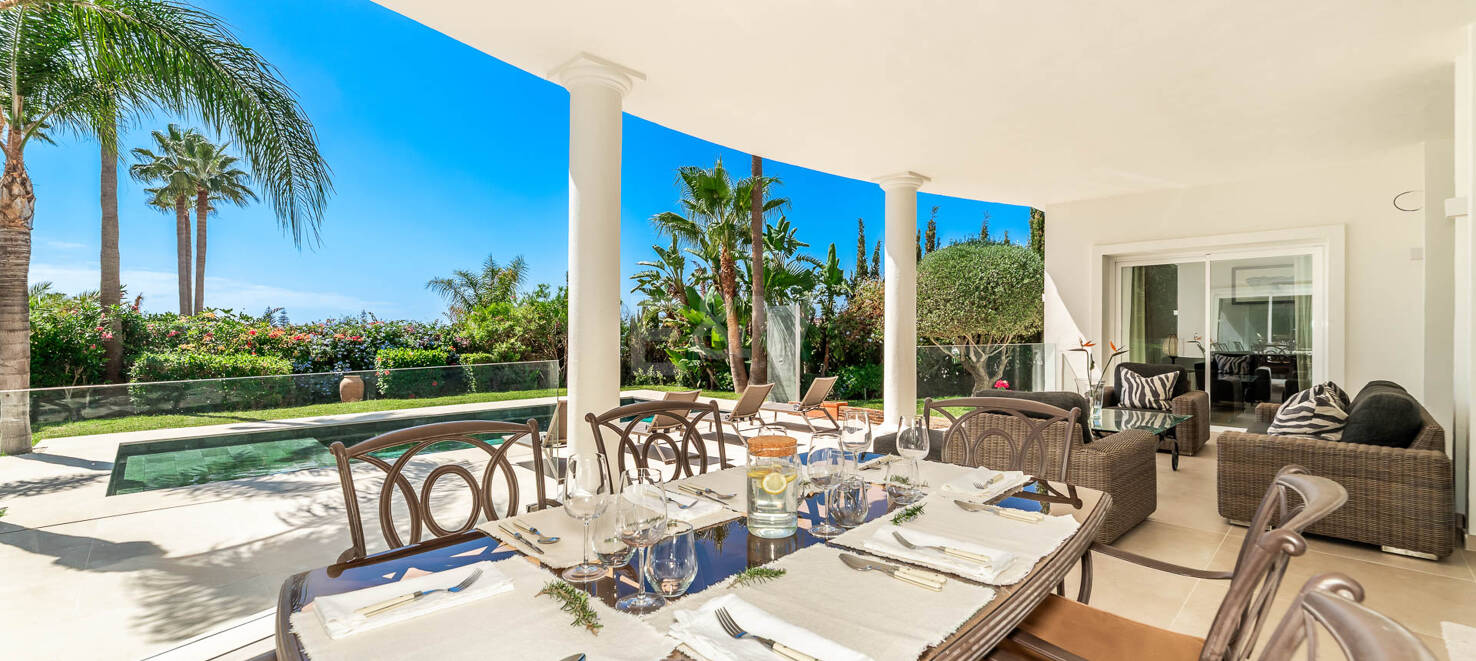 Elegante villa andaluza: lujoso refugio con vistas al mar