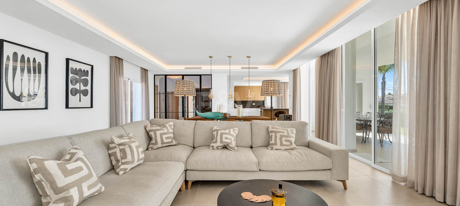 Elegant Andalusian Villa – 4 Bedroom Luxury Retreat with Sea Views