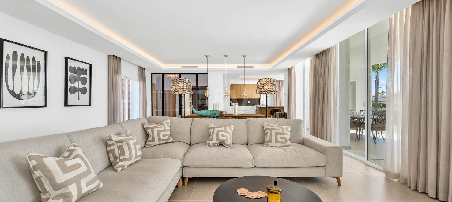 Elegante villa andaluza: lujoso refugio con vistas al mar