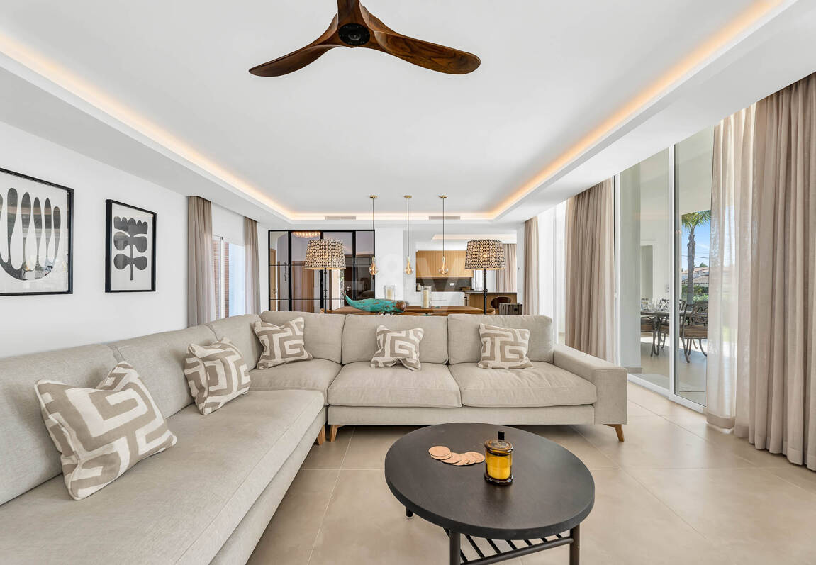 Elegant Andalusian Villa – Luxury Retreat with Sea Views