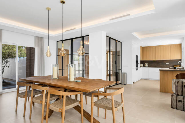 Elegant Andalusian Villa – Luxury Retreat with Sea Views