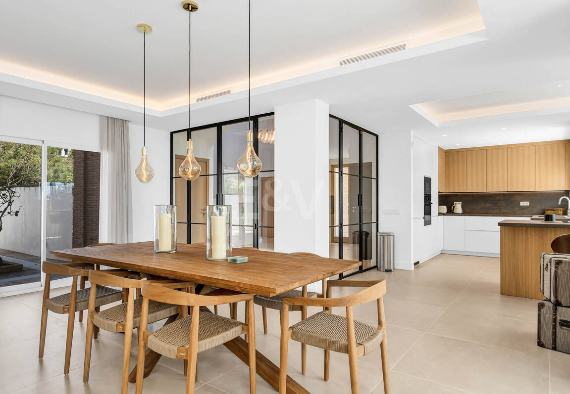 Elegant Andalusian Villa – Luxury Retreat with Sea Views