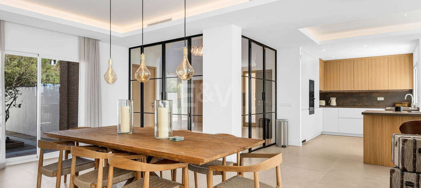 Elegante villa andaluza: lujoso refugio con vistas al mar