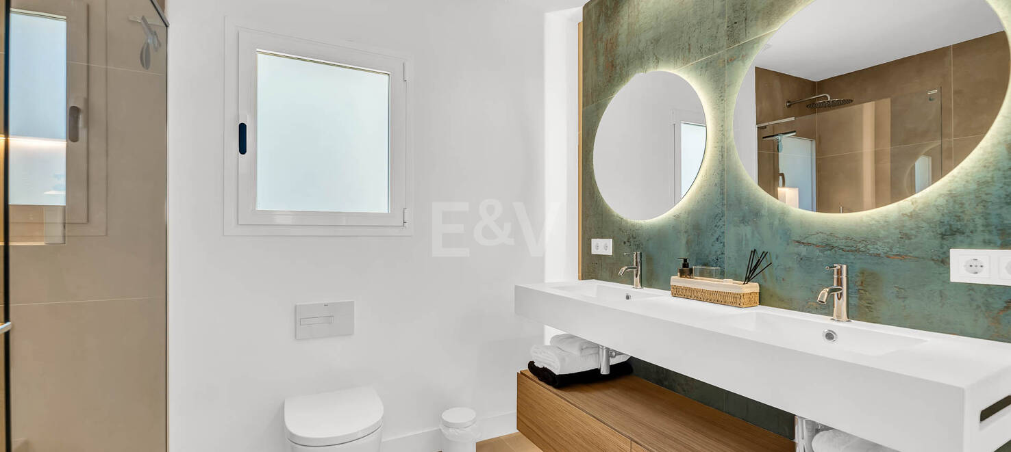 Elegante villa andaluza: lujoso refugio con vistas al mar