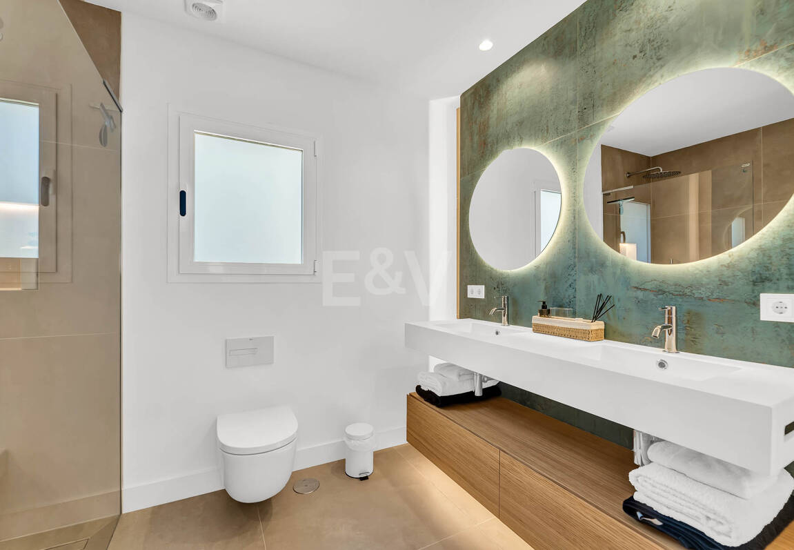 Elegant Andalusian Villa – Luxury Retreat with Sea Views