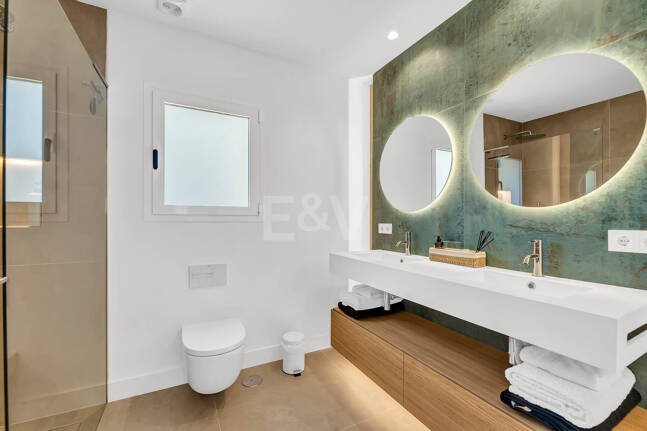 Elegant Andalusian Villa – Luxury Retreat with Sea Views