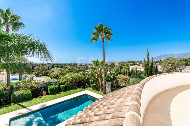 Elegant Andalusian Villa – Luxury Retreat with Sea Views