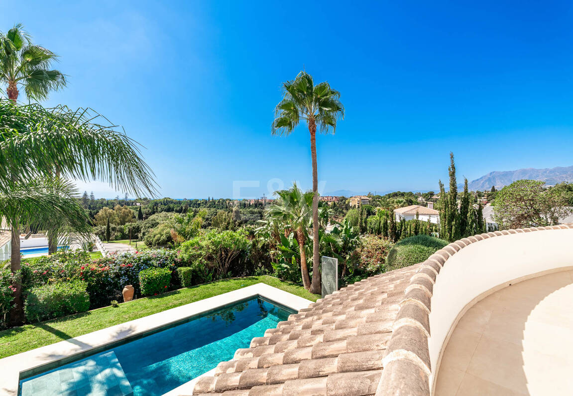 Elegant Andalusian Villa – Luxury Retreat with Sea Views