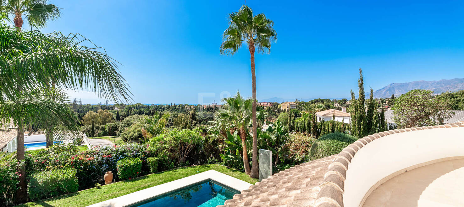 Elegante villa andaluza: lujoso refugio con vistas al mar