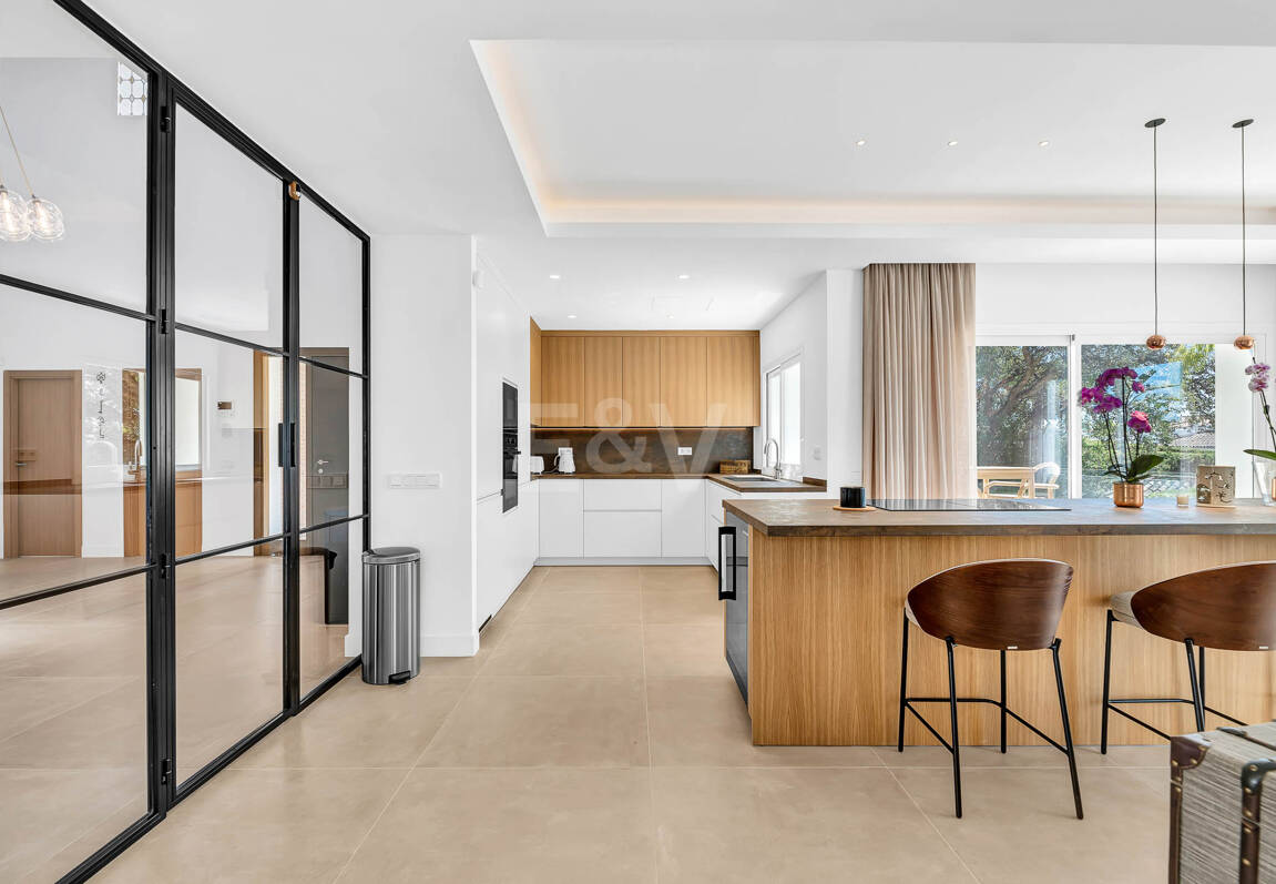 Elegant Andalusian Villa – Luxury Retreat with Sea Views