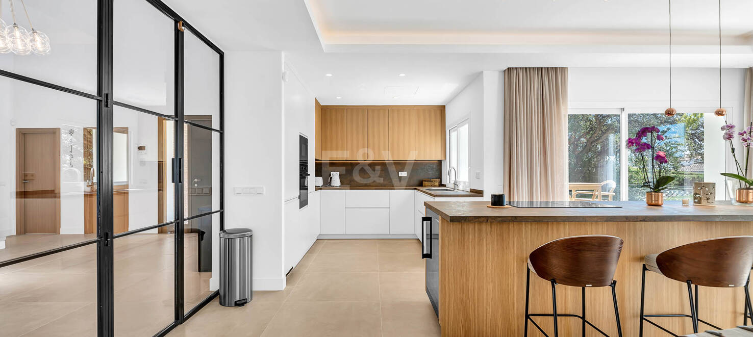 Elegante villa andaluza: lujoso refugio con vistas al mar