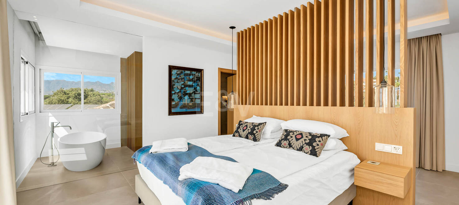 Elegante villa andaluza: lujoso refugio con vistas al mar