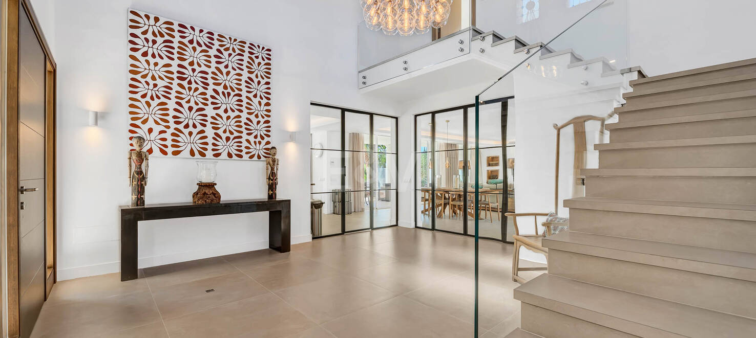 Elegante villa andaluza: lujoso refugio con vistas al mar