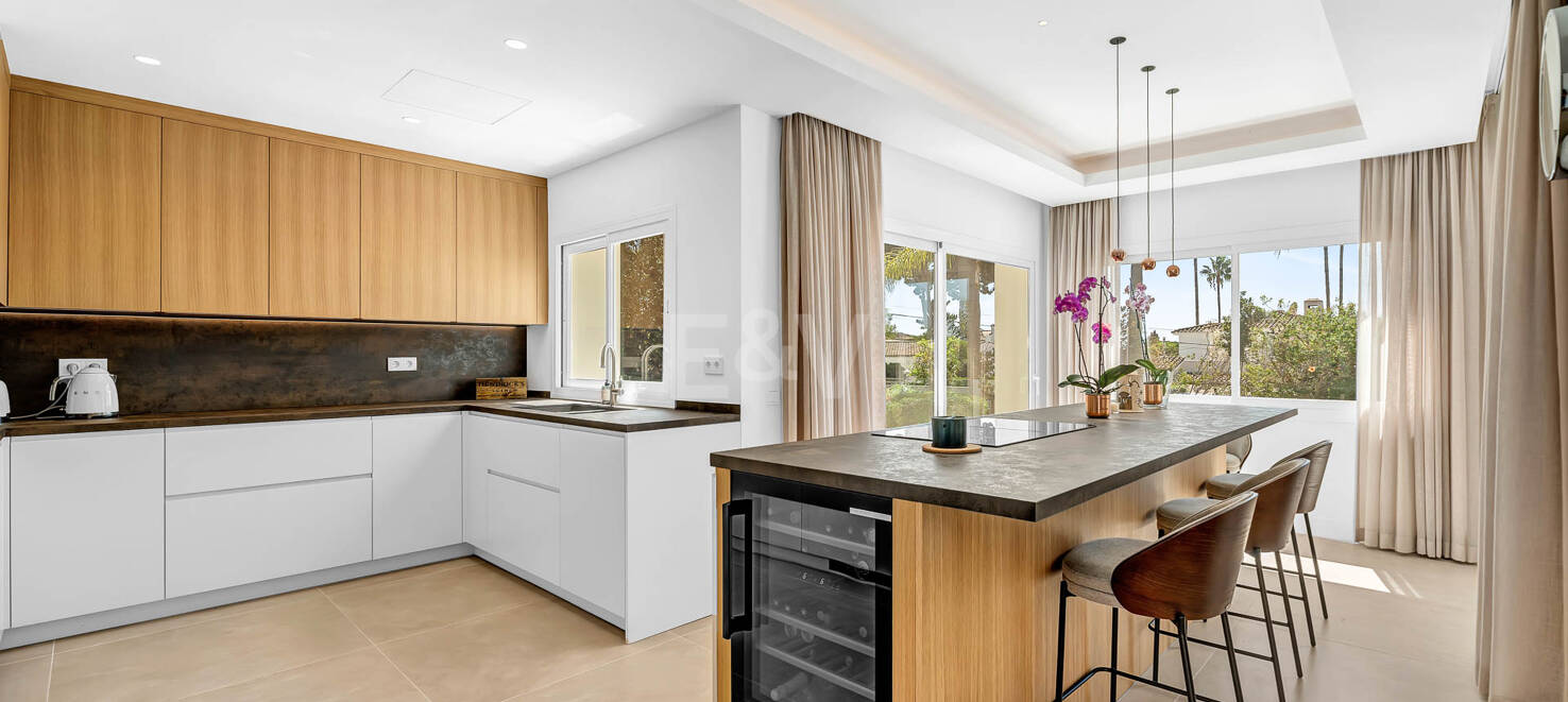 Elegante villa andaluza: lujoso refugio con vistas al mar