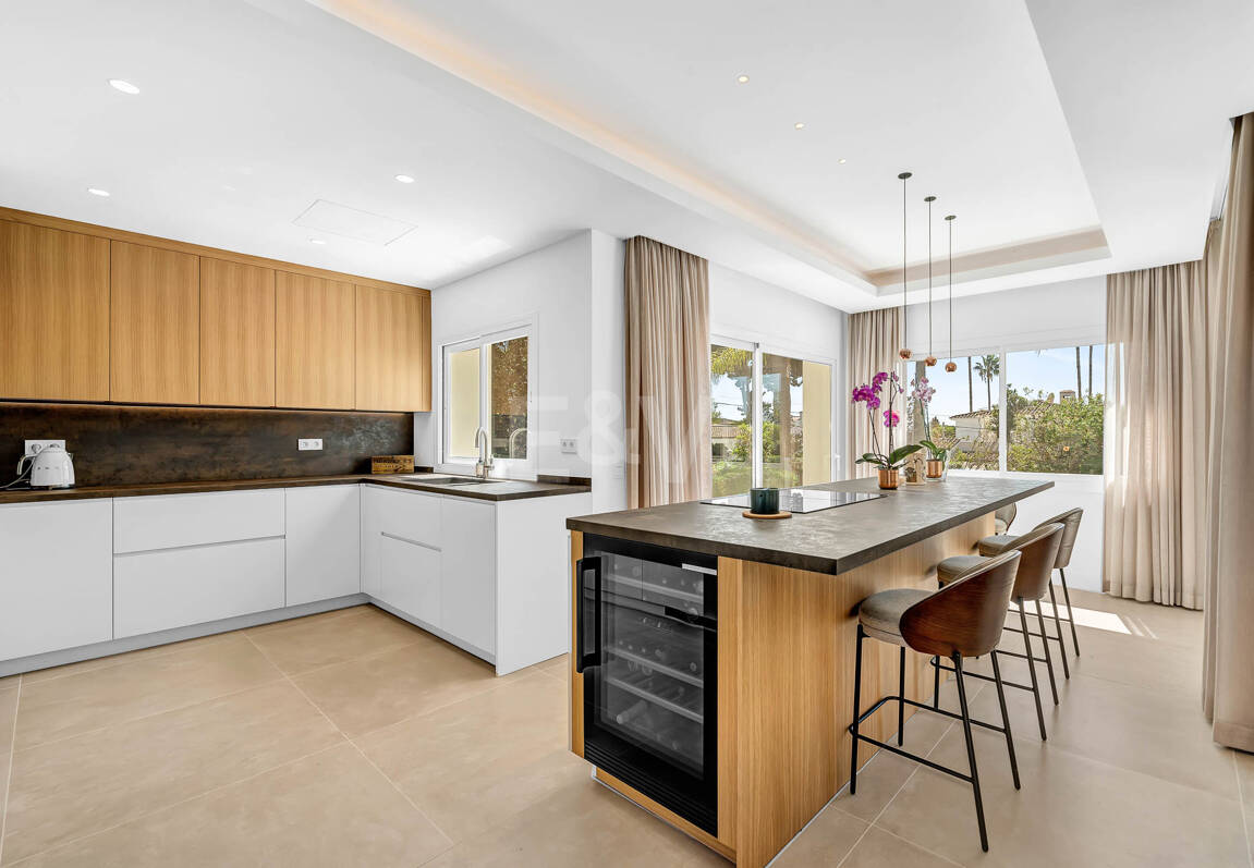 Elegant Andalusian Villa – Luxury Retreat with Sea Views