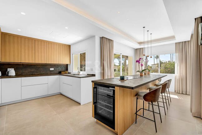 Elegant Andalusian Villa – Luxury Retreat with Sea Views