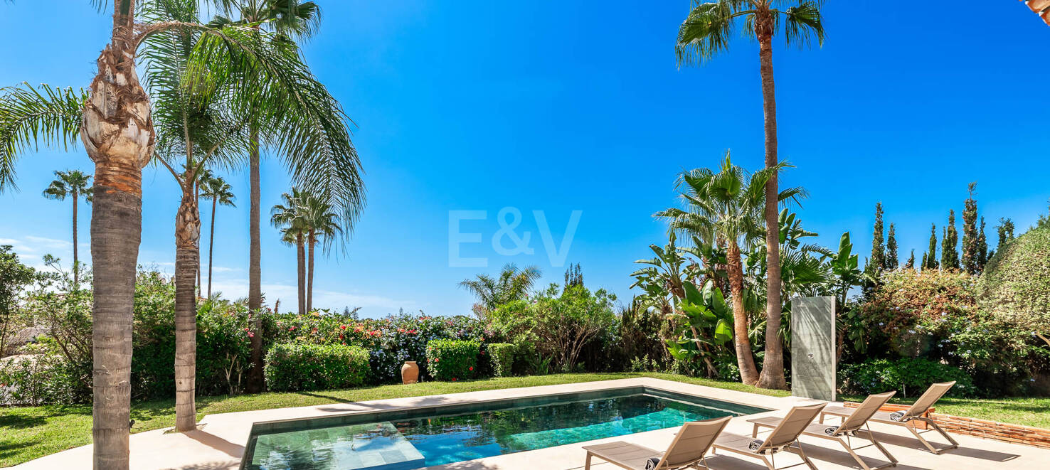 Elegante villa andaluza: lujoso refugio con vistas al mar