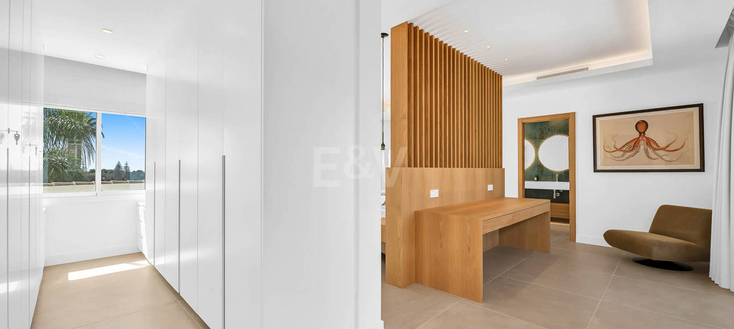 Elegante villa andaluza: lujoso refugio con vistas al mar