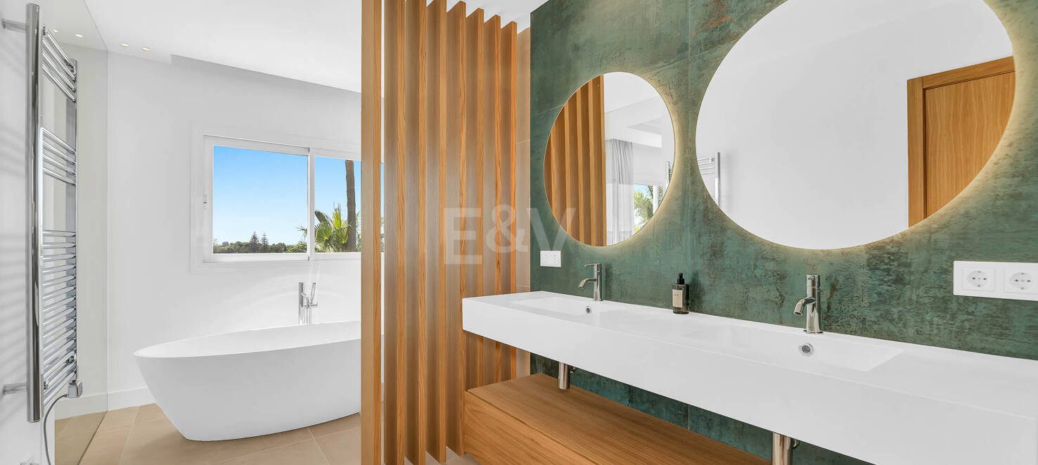 Elegante villa andaluza: lujoso refugio con vistas al mar