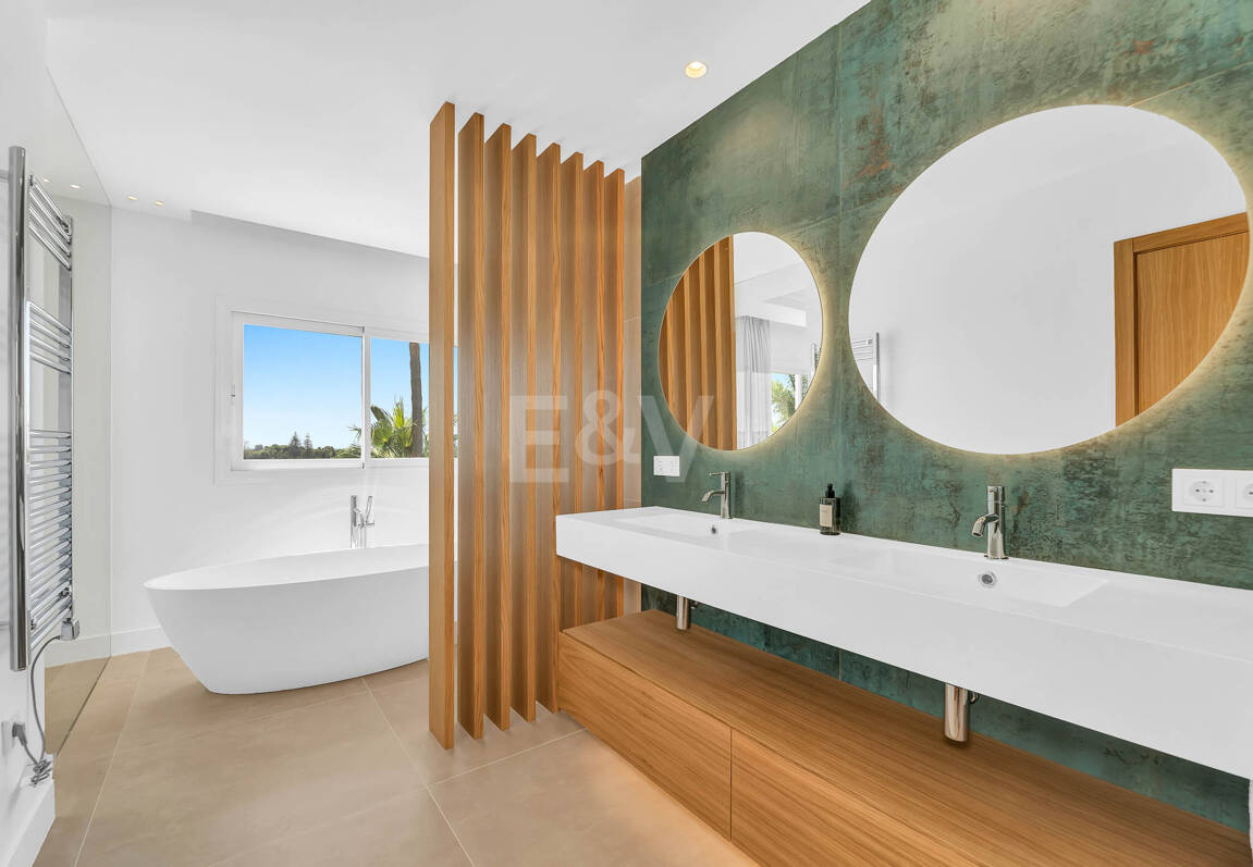 Elegant Andalusian Villa – Luxury Retreat with Sea Views