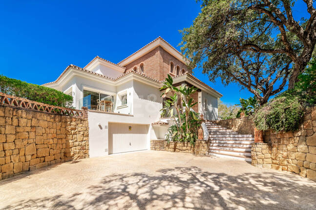 Elegant Andalusian Villa – Luxury Retreat with Sea Views