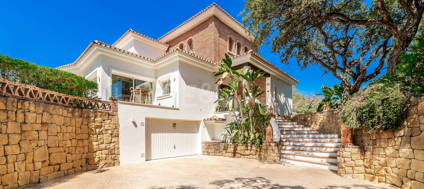 Elegante villa andaluza: lujoso refugio con vistas al mar