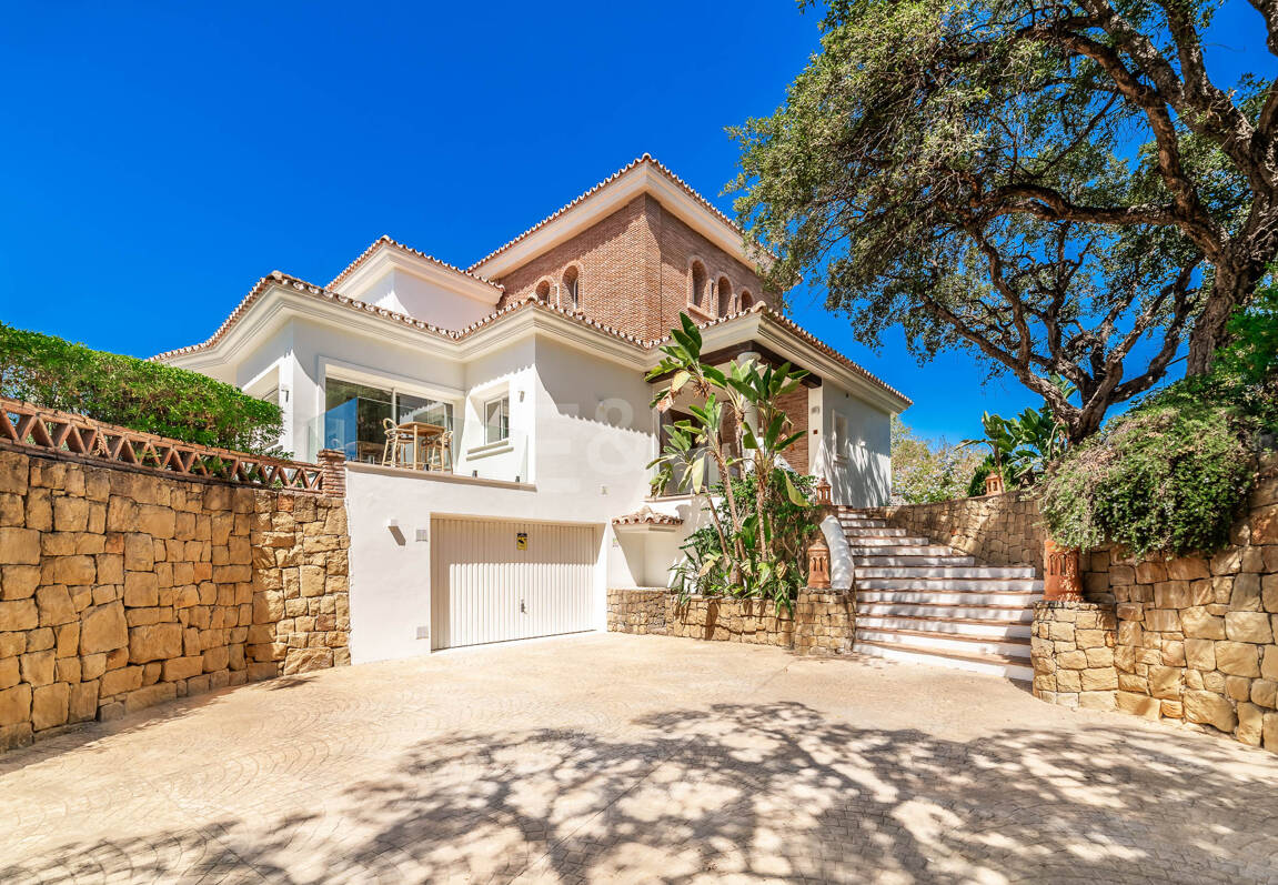 Elegant Andalusian Villa – Luxury Retreat with Sea Views