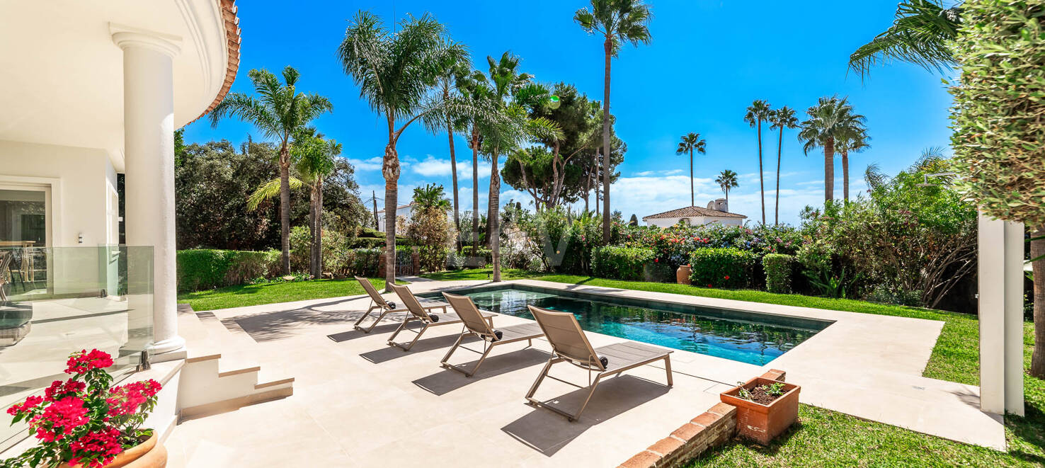 Elegante villa andaluza: lujoso refugio con vistas al mar